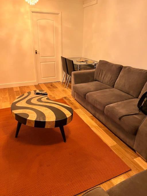 2 Bed Solihull Near Nec Airport, Jlr, Resort Wrld Exterior photo